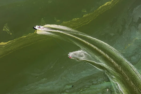 Tekne su kayağı havadan görünümü