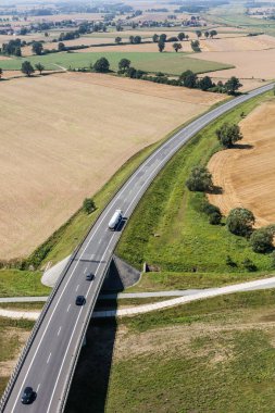 Yolun Otmuchow town yakınındaki havadan görünümü