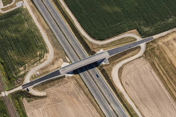 Letecký pohled na silnici poblíž města Nysa — Stock fotografie