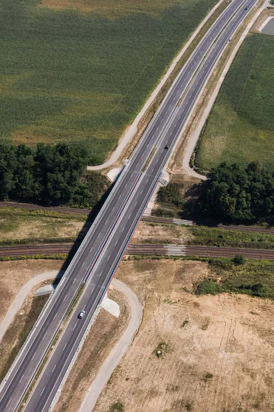 Luchtfoto van de weg in de buurt van Nysa stad — Stockfoto