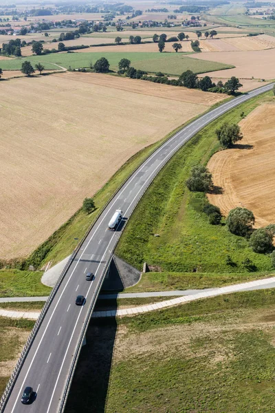 Yolun Otmuchow town yakınındaki havadan görünümü