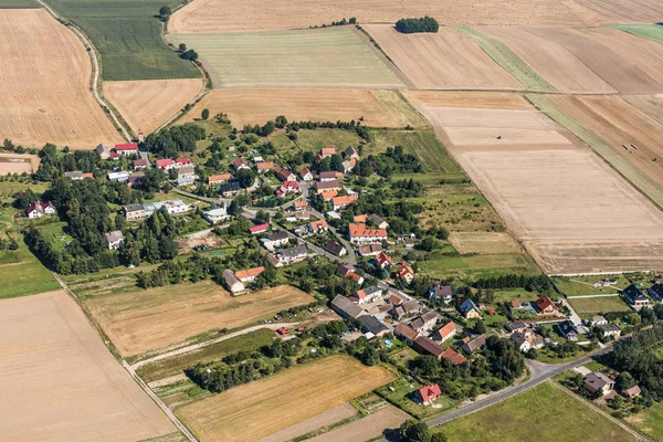 Vista aerea del villaggio di Suszkowice vicino alla città di Nysa — Foto Stock