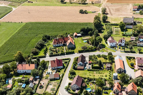 Vista aerea del villaggio di Piotrowice Nyskie vicino alla città di Nysa — Foto Stock