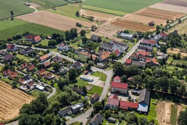 Vista aérea da aldeia de Piotrowice Nyskie perto da cidade de Nysa — Fotografia de Stock