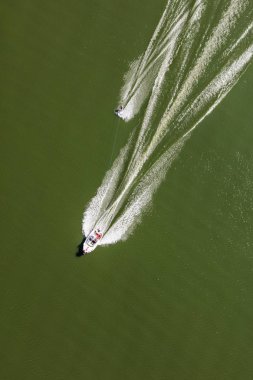 Gölde tekne su kayağı