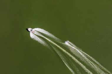 Gölde tekne su kayağı
