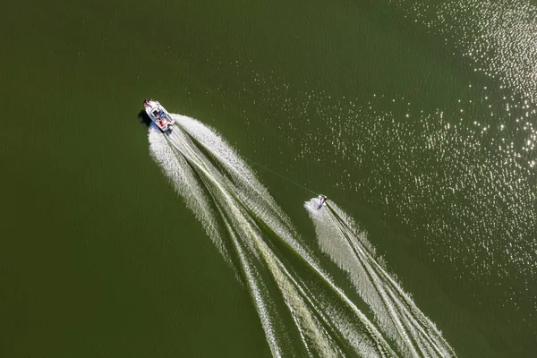 Gölde tekne su kayağı