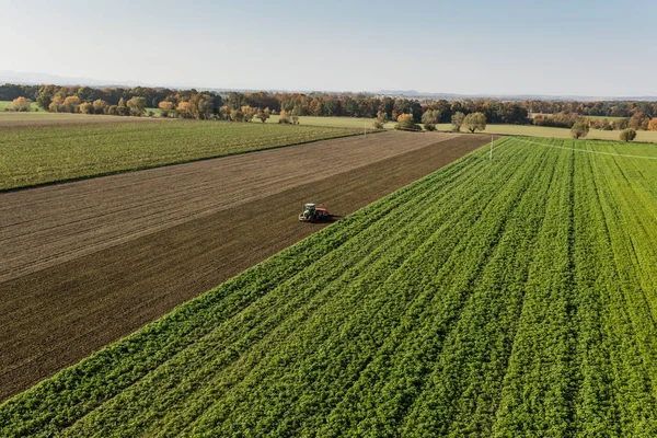 Vista aérea del tractor en el campo de cosecha — Foto de Stock
