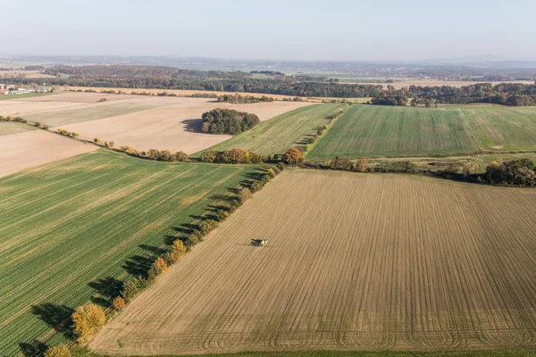 Vista aérea del tractor en el campo de cosecha — Foto de Stock