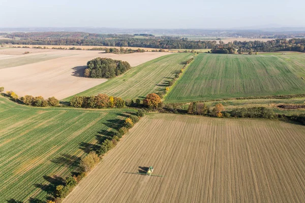 Vista aérea do tractor no campo de colheita — Fotografia de Stock