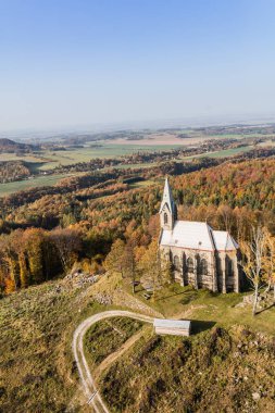 Sonbahar ormanındaki kilise.