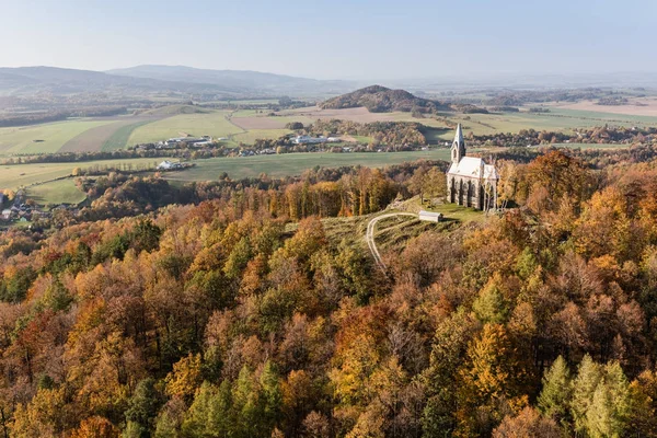 Sonbahar ormanındaki kilise. — Stok fotoğraf