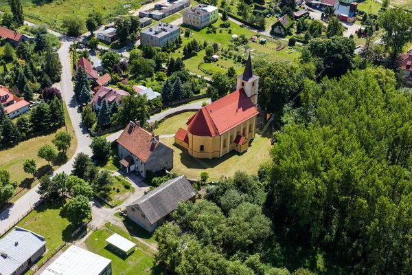 Niedzwiedz pueblo cerca de la ciudad de Paczkow — Foto de Stock