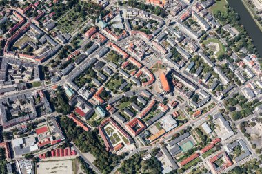 Yeşil bitkiler ve Binalar 