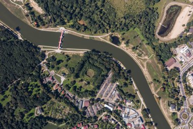 Yeşil bitkiler ve Binalar 