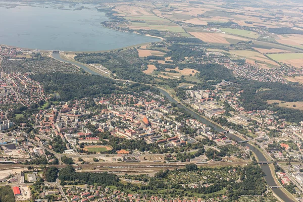 Jeziora w pobliżu miasta przedmieścia — Zdjęcie stockowe