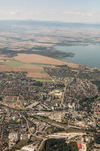 Lac près de banlieues urbaines — Photo