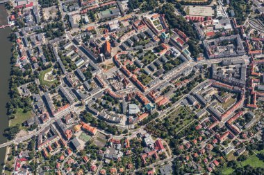 Yeşil bitkiler ve Binalar 