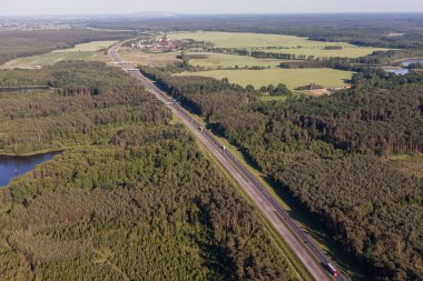 Arabalar tarafından modern karayolu gidiyor 