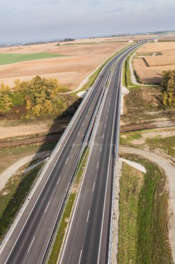 Modern karayolu çayırlarda gidiyor 