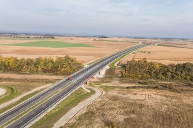 Araba tarafından modern karayolu gidiyor 