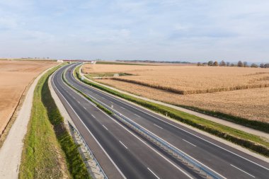 Modern karayolu çayırlarda gidiyor 