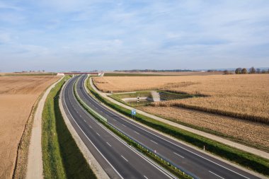 Modern karayolu çayırlarda gidiyor 