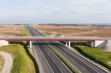 Modern karayolu çayırlarda gidiyor 