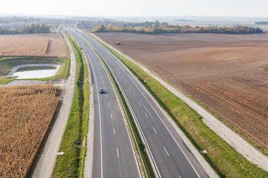 Arabalar tarafından modern karayolu gidiyor 
