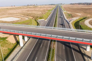 Arabalar tarafından modern karayolu gidiyor 