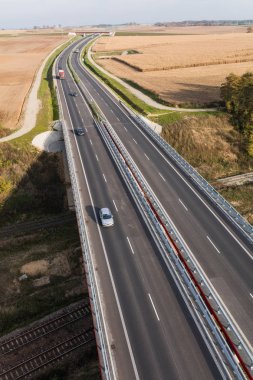 Arabalar tarafından modern karayolu gidiyor 