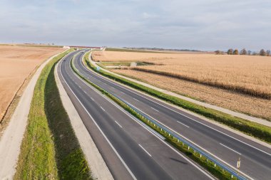 Modern karayolu çayırlarda gidiyor 