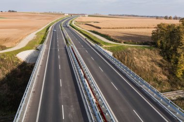 Araba tarafından modern karayolu gidiyor 