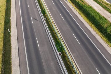 Modern karayolu çayırlarda gidiyor 