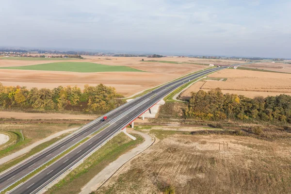Araba tarafından modern karayolu gidiyor 