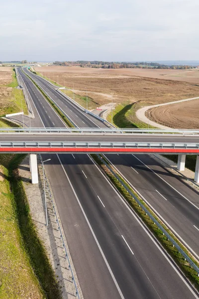 Moderne snelweg gaan door weide — Stockfoto