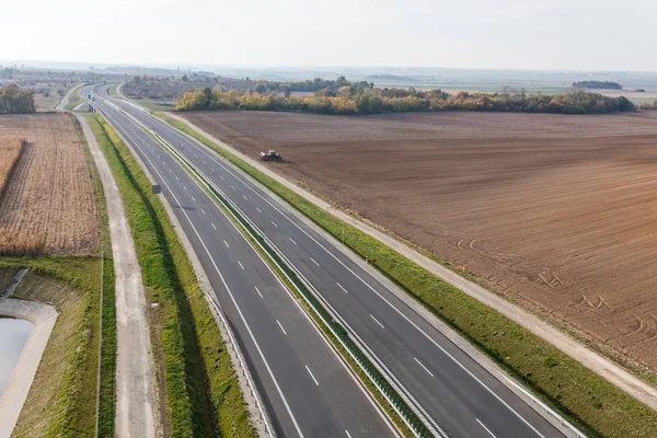 Moderna autostrada che attraversa il prato — Foto Stock