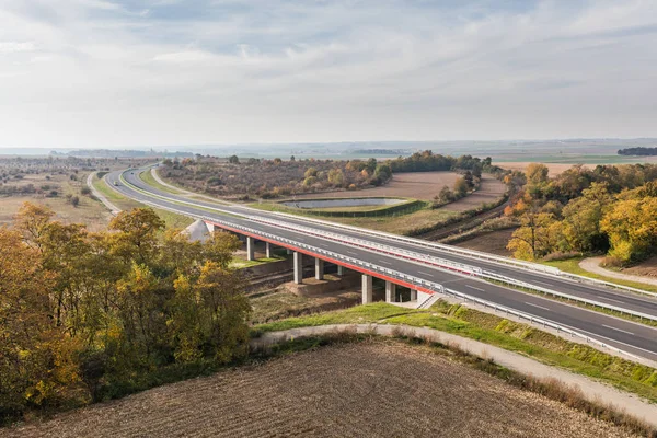 Moderna autostrada che attraversa il prato — Foto Stock