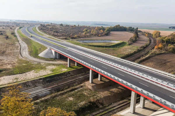 Moderna autostrada che attraversa il prato — Foto Stock