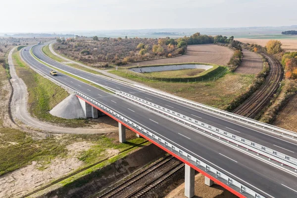 Auto to tím moderní dálnice — Stock fotografie