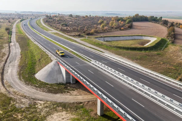 Voiture par autoroute moderne — Photo