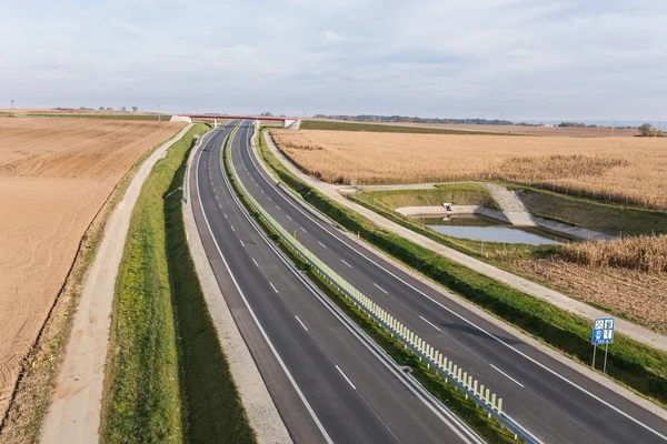 Autopista moderna que atraviesa el prado —  Fotos de Stock