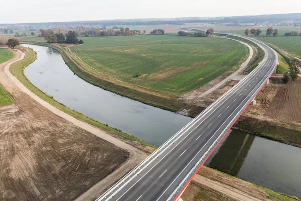 Autopista moderna que atraviesa el prado — Foto de Stock