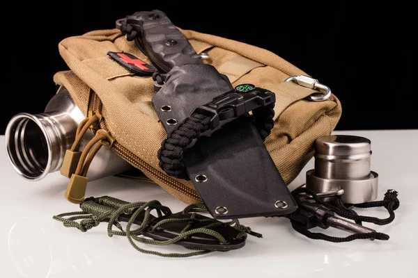 Survival Adventure Gear Tabel Close — Stockfoto