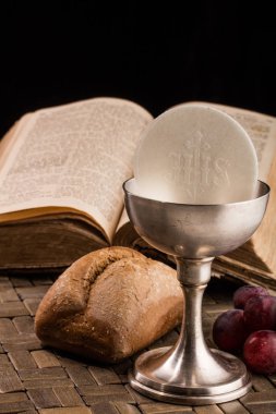 Hıristiyan cemaat kompozisyon masada