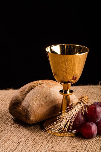 Композиция христианского причастия на столе
