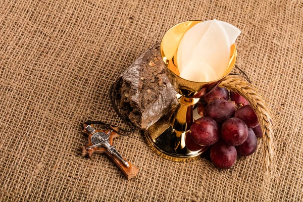 Samenstelling Van Christelijke Communie Tafel — Stockfoto