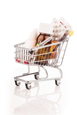 Beyaz arka plan üzerinde izole sepet içinde ilaç