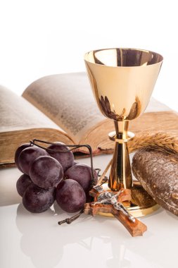 Altın kadeh, ekmek, üzüm ve kutsal İncil ile kompozisyon