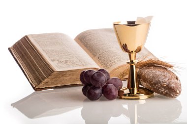 Altın kadeh, üzüm, ekmek, haç ve kutsal İncil ile Hıristiyan kompozisyon